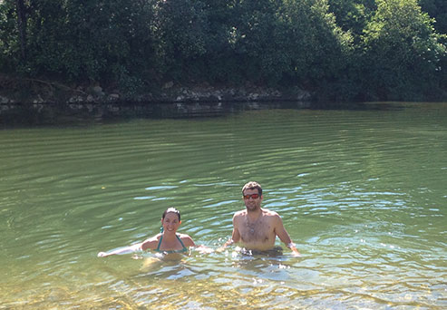 Zwemmen in rivier de Loue in Ounans, Jura