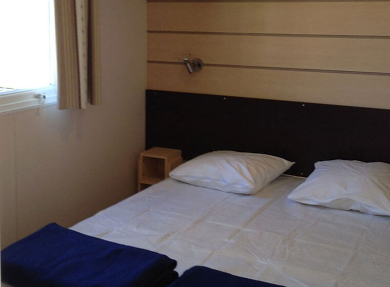 Schlafzimmer mit Doppelbett Mobilheim Loggia Campingplatz Le Val d'Amour