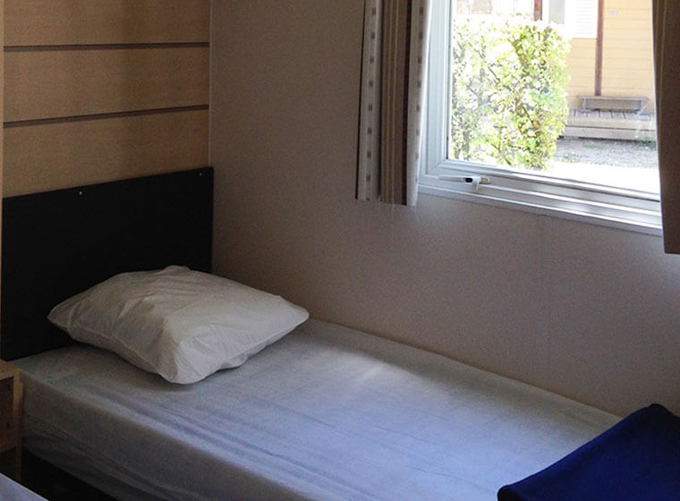 Schlafzimmer mit 2 Einzelbetten Mobilheim Loggia Campingplatz Le Val d'Amour